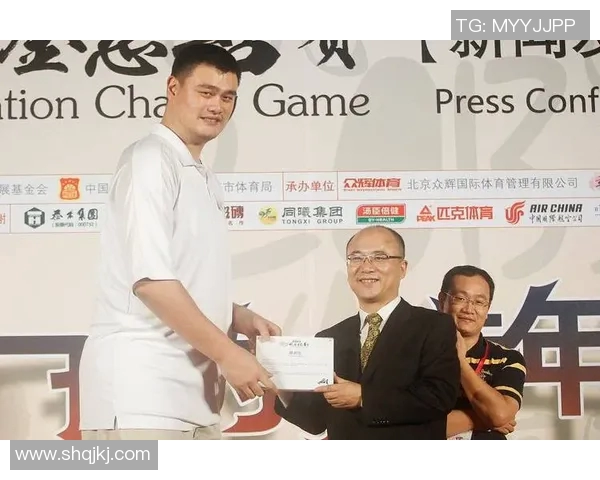 吴彦祖与姚明的友谊之路：从银幕到赛场的跨界合作与人生哲学探讨