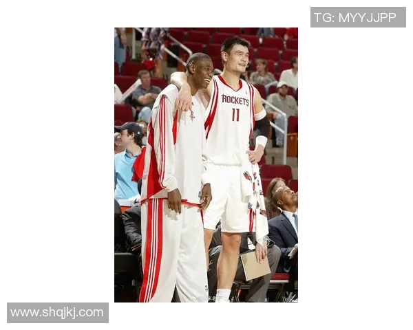 姚明背人瞬间展现温暖与力量的完美结合引发网友热议 姚明背人瞬间展现温暖与力量的完美结合引发网友热议